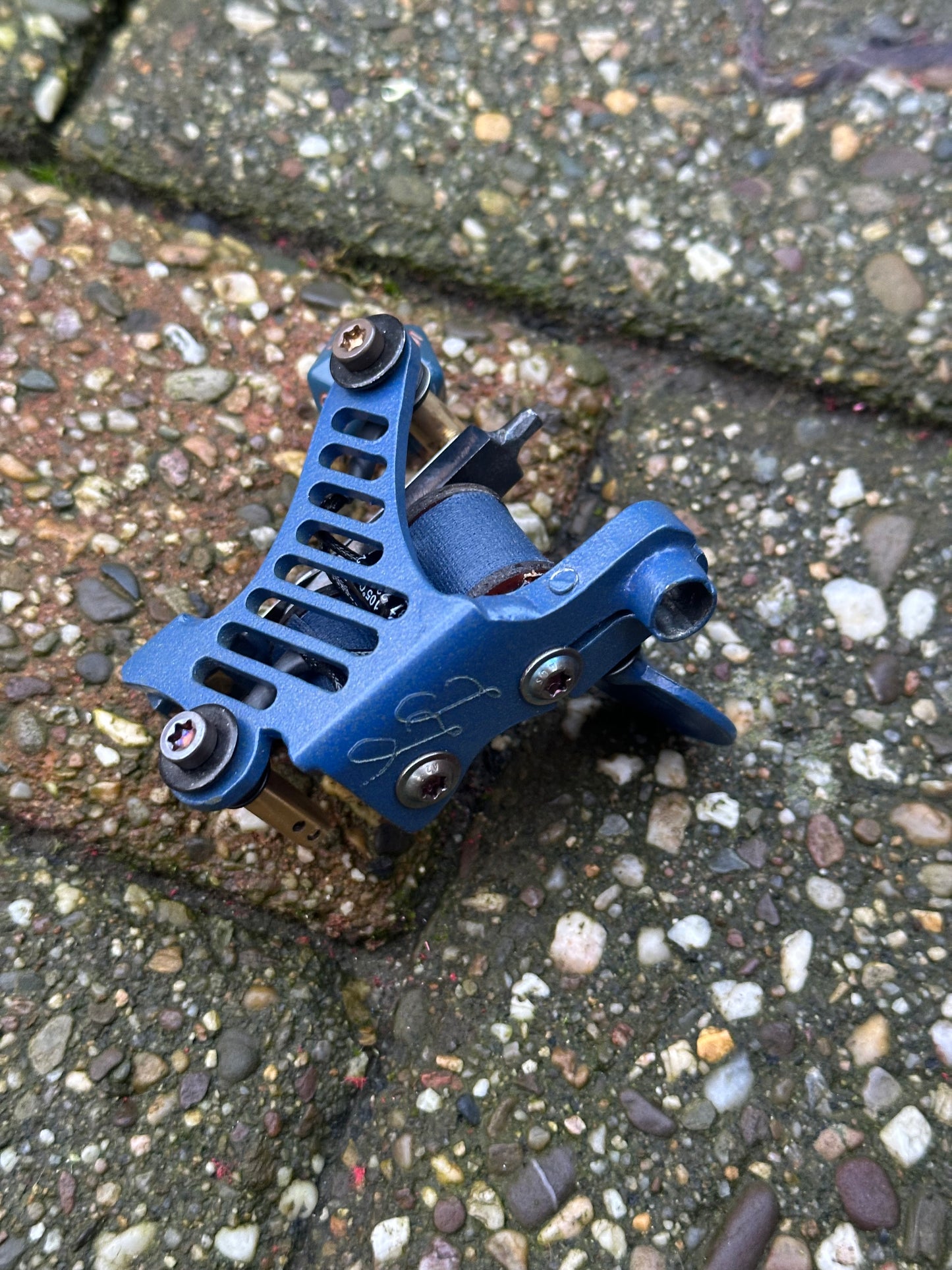 Hollow Spine d20 midnight blue