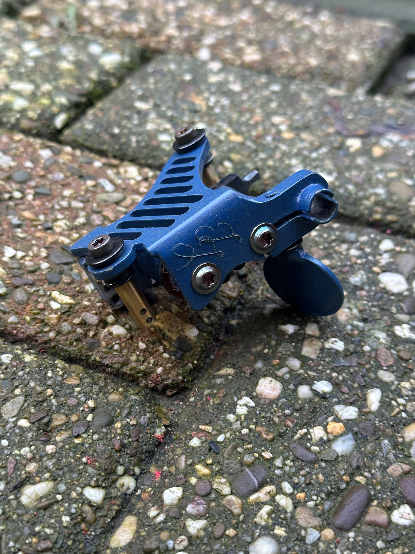 Hollow Spine d20 midnight blue